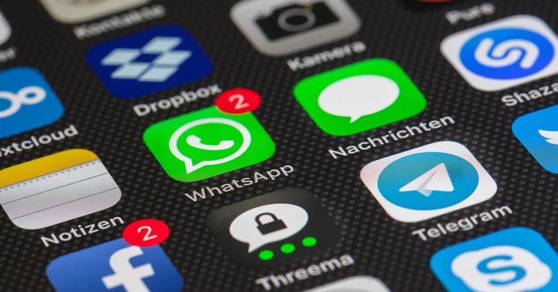 Les réseaux sociaux : utiles ou vastes gouffres temporels ?